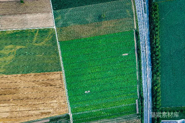 高清摄影 空中俯瞰多样化的农田和一条高速公路。