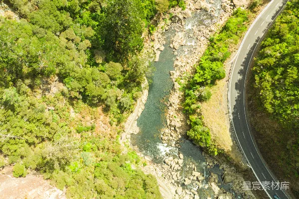 高清摄影 道路附近的河流俯瞰图