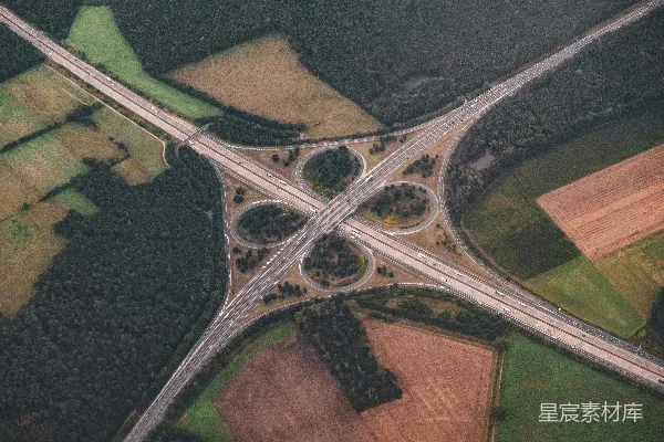 高清摄影 乡村的一处高速公路交汇处的空中俯瞰图