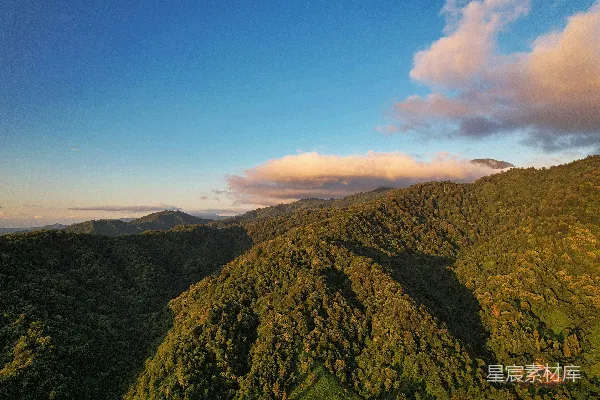 高清摄影 蓝天下的青山在白天