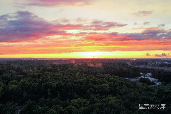高清摄影 夕阳西下时山上的绿树