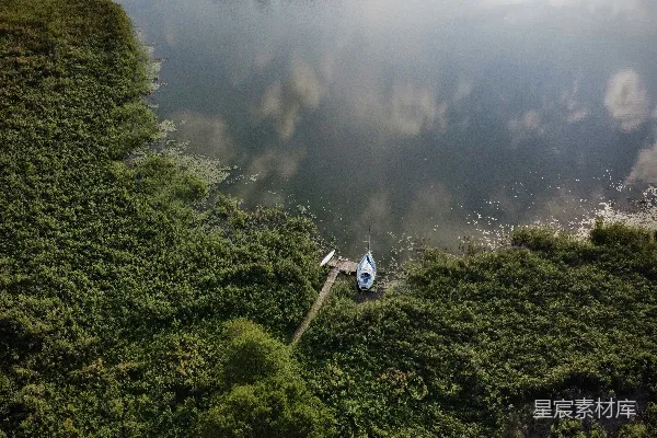 高清摄影 白天水面上的白色和蓝色小船