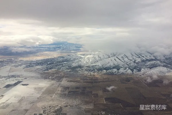 高清摄影 雪覆盖的山脉鸟瞰图