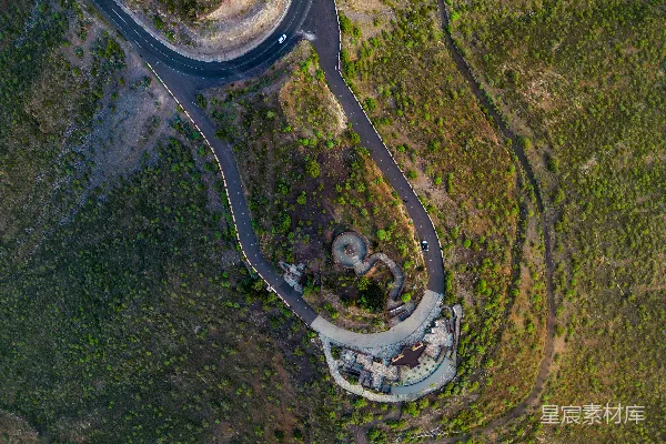 高清摄影 蜿蜒的道路穿过风景如画的景观。