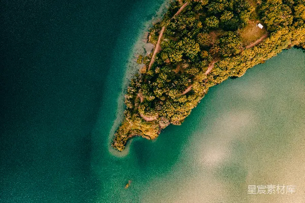 高清摄影 一个绿色的小岛和一个更小的岛屿