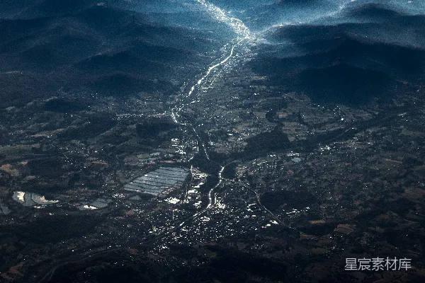 高清摄影 一条河流贯穿山谷的空中俯瞰图