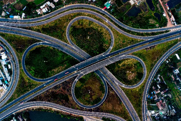 高清摄影 航拍视图显示一个复杂的高速公路立交桥，其中包括苜蓿形立交桥。