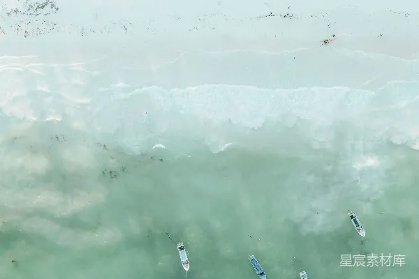 高清摄影 一群船漂浮在水面上。