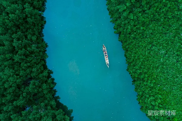 高清摄影 一艘船沿着碧绿色的河流航行。