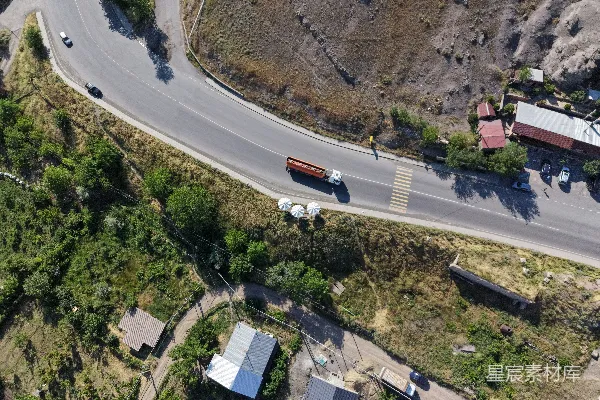高清摄影 蜿蜒道路的空中俯瞰图，车辆和建筑物。