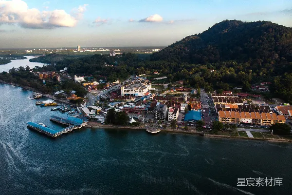 高清摄影 白天时水边城市建筑的空中俯瞰图