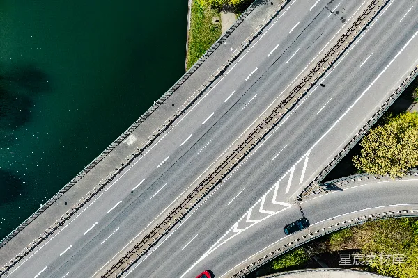 高清摄影 汽车在河旁的高速公路上行驶。