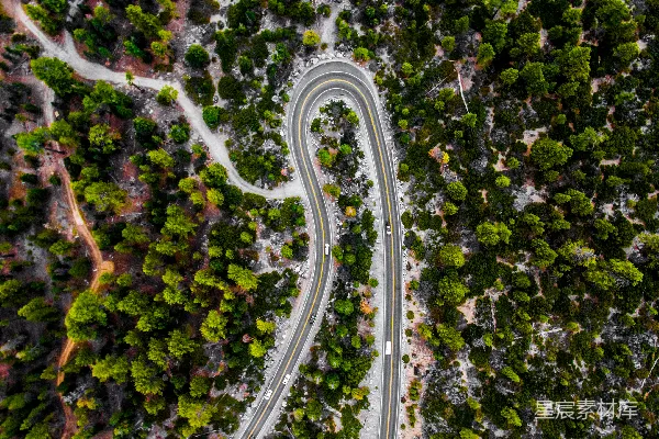 高清摄影 森林中间的道路俯瞰图