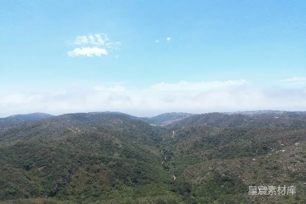 高清摄影 一座山脉的空中俯瞰图，一条河流贯穿其中。