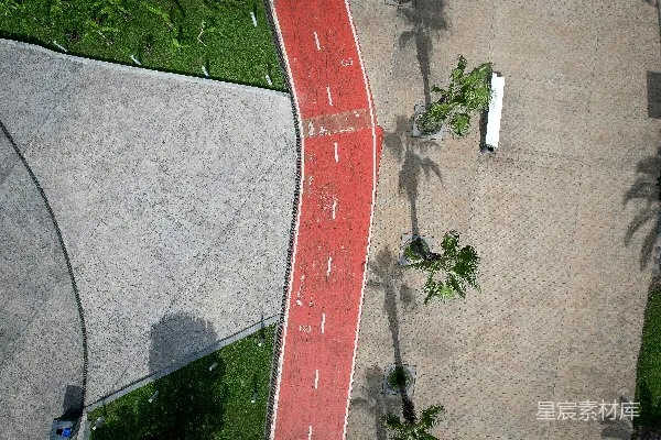 高清摄影 一条街道的空中俯瞰图，带有红色的路边石。