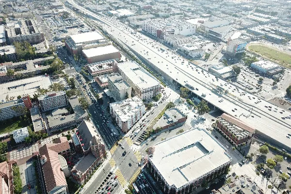 高清摄影 白天的城市建筑和道路的航拍照片