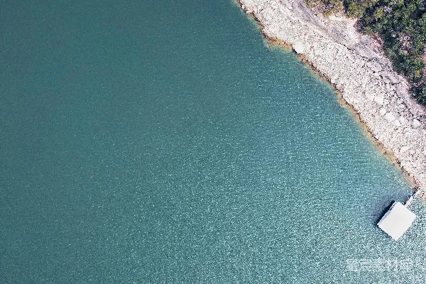 高清摄影 一片被树木环绕的水域的空中俯瞰图