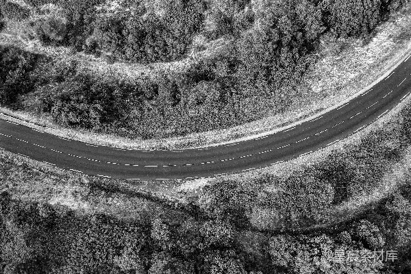 高清摄影 高角度拍摄的空旷道路的灰度照片