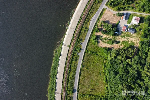 高清摄影 一条河岸边的公路和铁路的航拍图