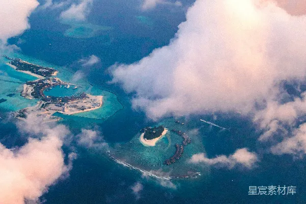 高清摄影 白天海面上的一艘蓝白相间的船在白云下