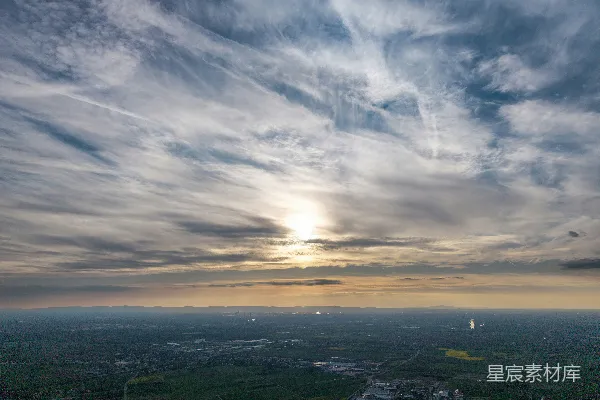高清摄影 夕阳下，薄雾般的云朵笼罩着一片风景。