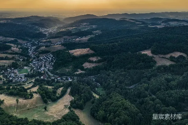 高清摄影 森林，蜿蜒的山路，远处的村庄，夕阳下的阳光。