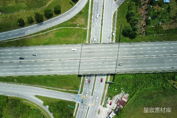 高清摄影 乡村的高速公路交叉口的航拍图