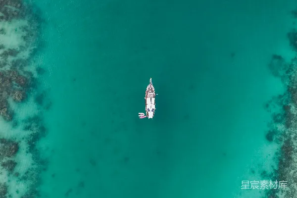 高清摄影 白天的水面上船只的空中俯瞰图