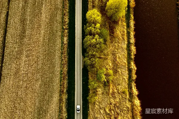 高清摄影 一幅从空中俯瞰的道路穿过田野的景象