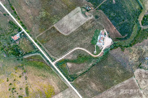 高清摄影 农村田野、道路和建筑物的鸟瞰图。