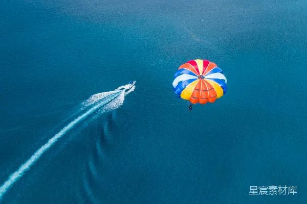 高清摄影 空投伞在海上的照片