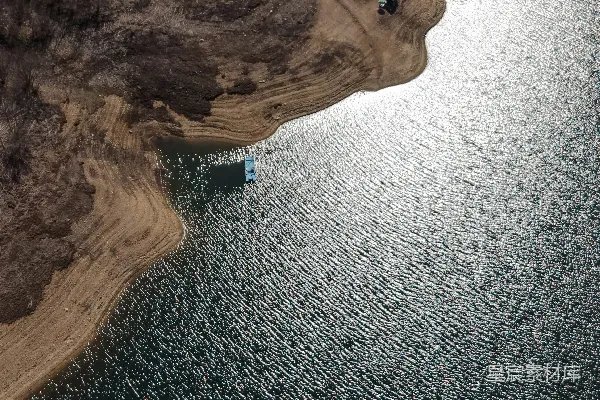 高清摄影 湖边的鸟瞰图，可以看到建筑物和船只。