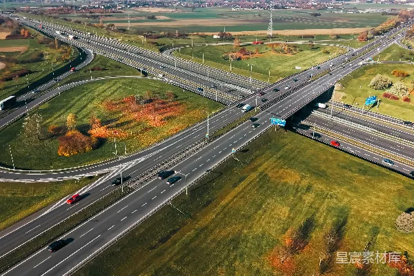 高清摄影 高速公路立交桥的航拍图，可以看到多辆车。