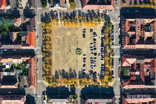 高清摄影 一个城镇广场的空中俯瞰图，周围环绕着建筑物。