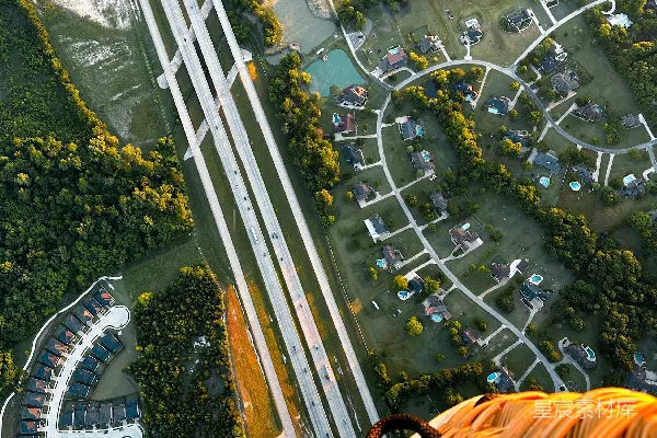 高清摄影 热气球俯瞰郊区社区和高速公路的景色
