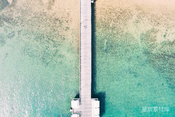 高清摄影 水面上灰色桥梁的空中俯瞰图