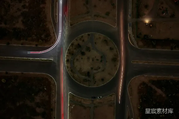 高清摄影 夜间航拍一个环岛的景象，带有光迹。