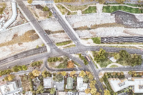高清摄影 城市道路、河流和建筑物的空中俯瞰图。