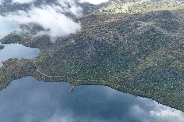 高清摄影 湖泊旁边的林区山脉鸟瞰图。