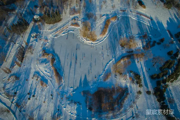 高清摄影 雪覆盖的公园的空中俯瞰图