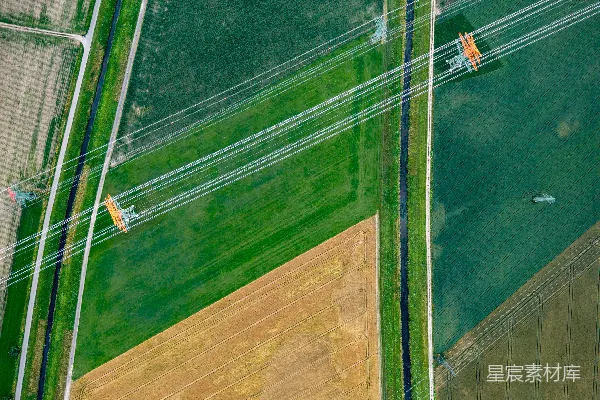 高清摄影 从空中看去的农田，上面有电线和灌溉渠道。