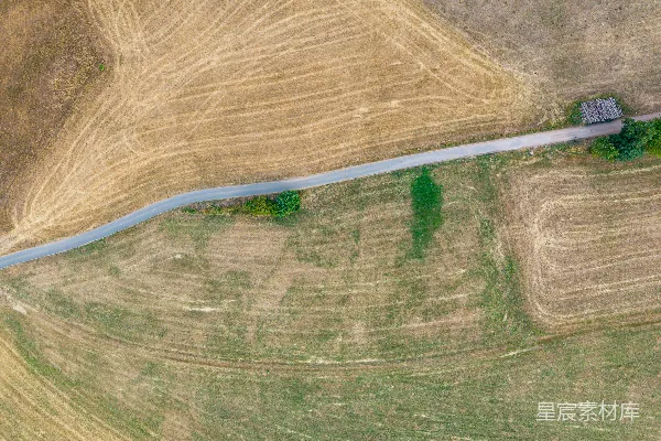 高清摄影 俯瞰多样的农田和一条狭窄的道路。