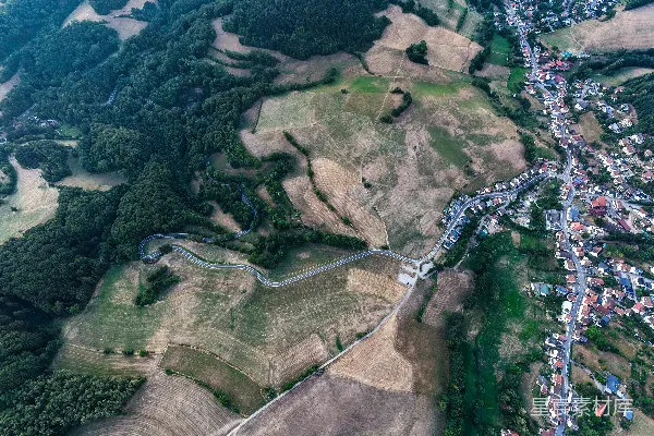 高清摄影 空中俯瞰蜿蜒的道路、村庄和绿色的山丘。