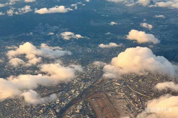 高清摄影 机场跑道的航拍图，周围环绕着云层。
