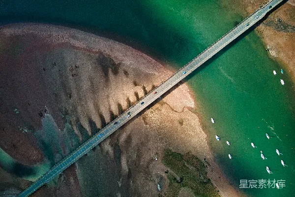 高清摄影 灰色的混凝土桥横跨河流