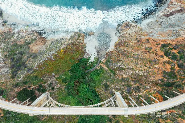 高清摄影 森林上方和水体上的桥梁空中摄影