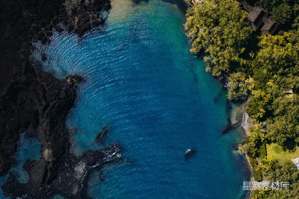 高清摄影 一个美丽的、幽静的海湾，水色湛蓝。