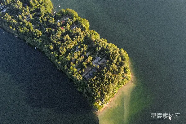 高清摄影 湖中央的小岛俯瞰图