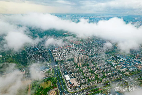 高清摄影 低云笼罩的城市俯瞰图