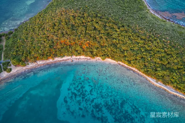 高清摄影 一艘岛在海洋中间的空中俯瞰图